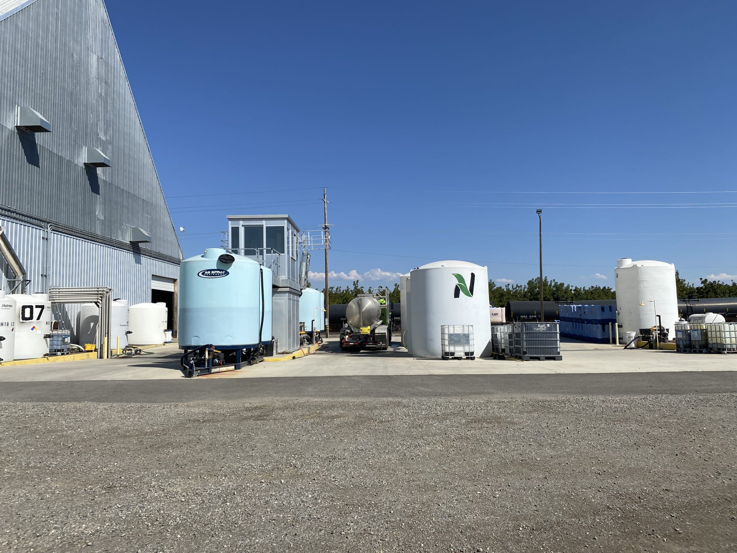 rail unloading station platform with multiple tanks